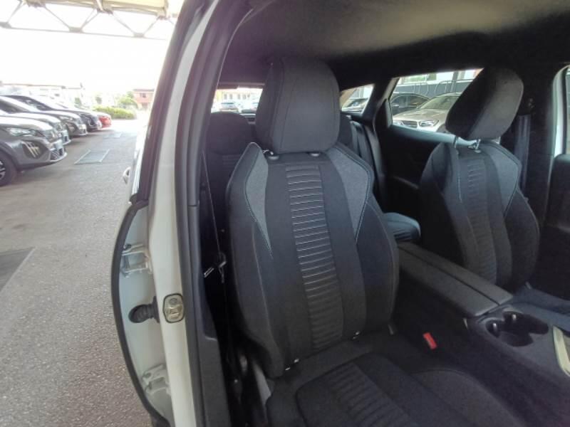 Peugeot 3008 SUV BLUEHDI 130 EAT8 SeS ACTIVE PACK - foto 13